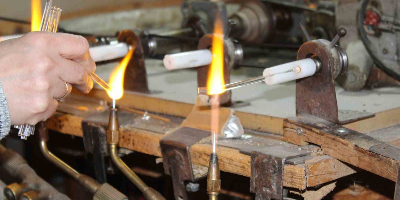 Konya'da cam fabrikasında çalıştı! Şimdi Sinop'ta ailesiyle cam kaşık üretip ihraç ediyor