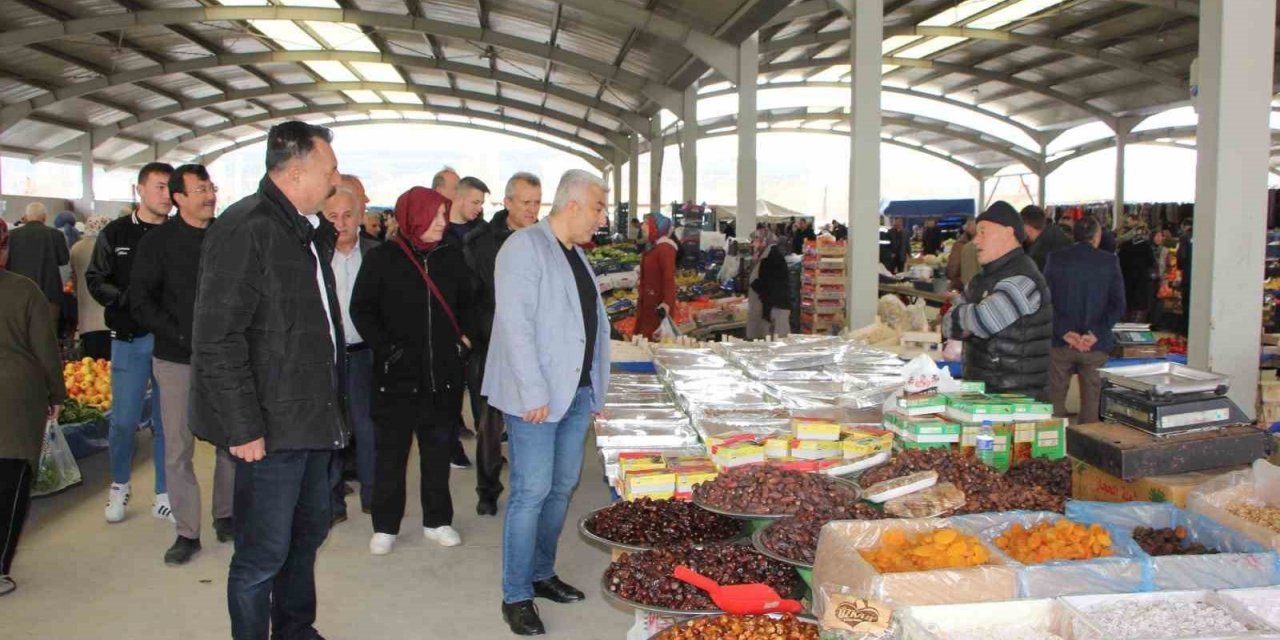 Başkan Çalışkan, pazar esnafı ve vatandaşlarla bir araya geldi