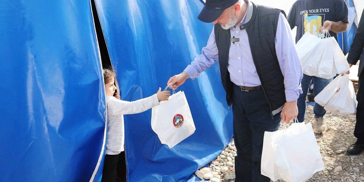 Başkan Çolakbayrakdar, Adıyaman’da depremzedelerle iftar yaptı ve iaşe dağıttı