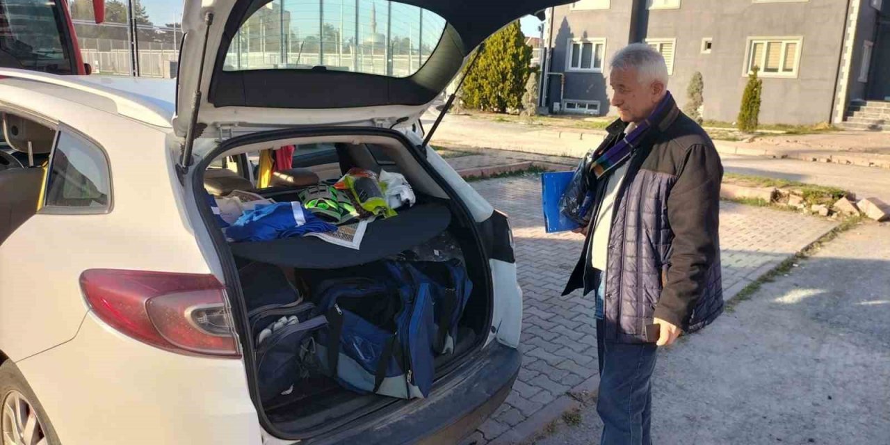 Tarihi spor kulübünü arabasının bagajında yaşatıyor