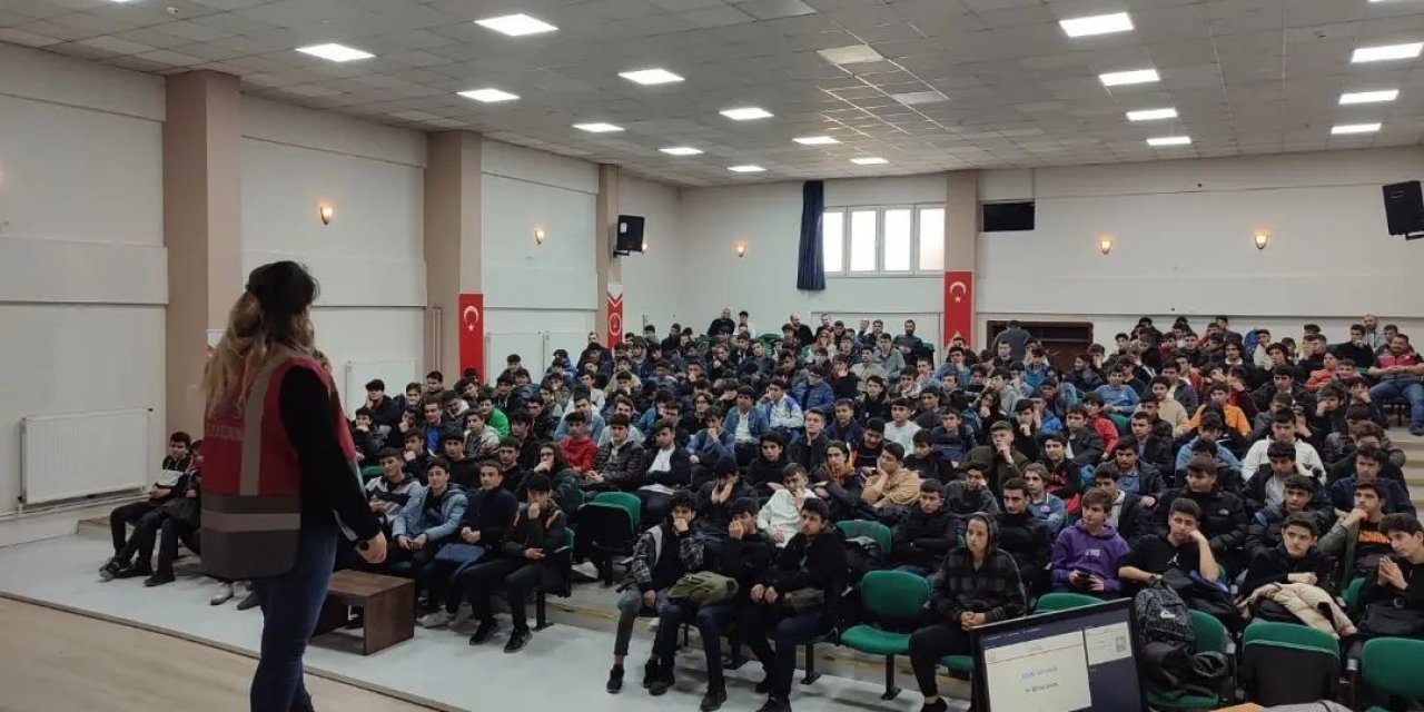 Öğrencilere polislik tanıtıldı, suçtan korunma yöntemleri anlatıldı