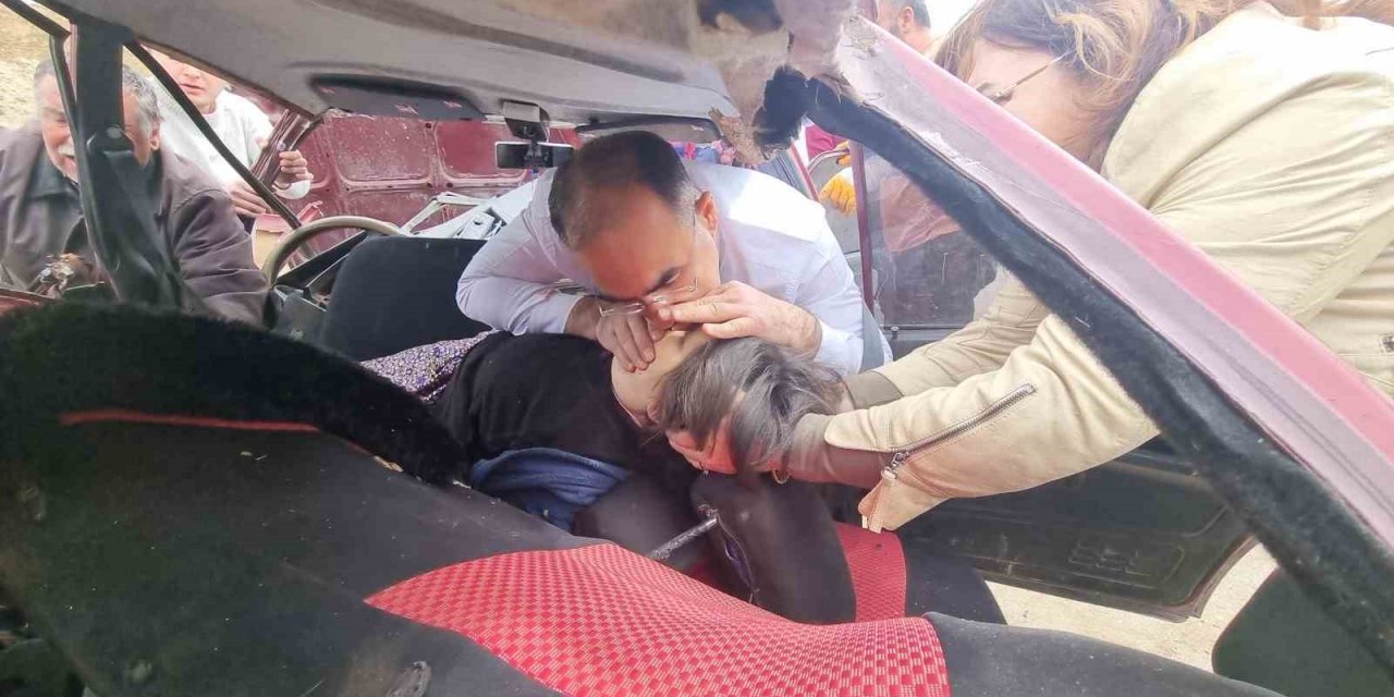 Seçim gezisine giden AK Partili doktor adaydan kazada yaralananlara hayati müdahale