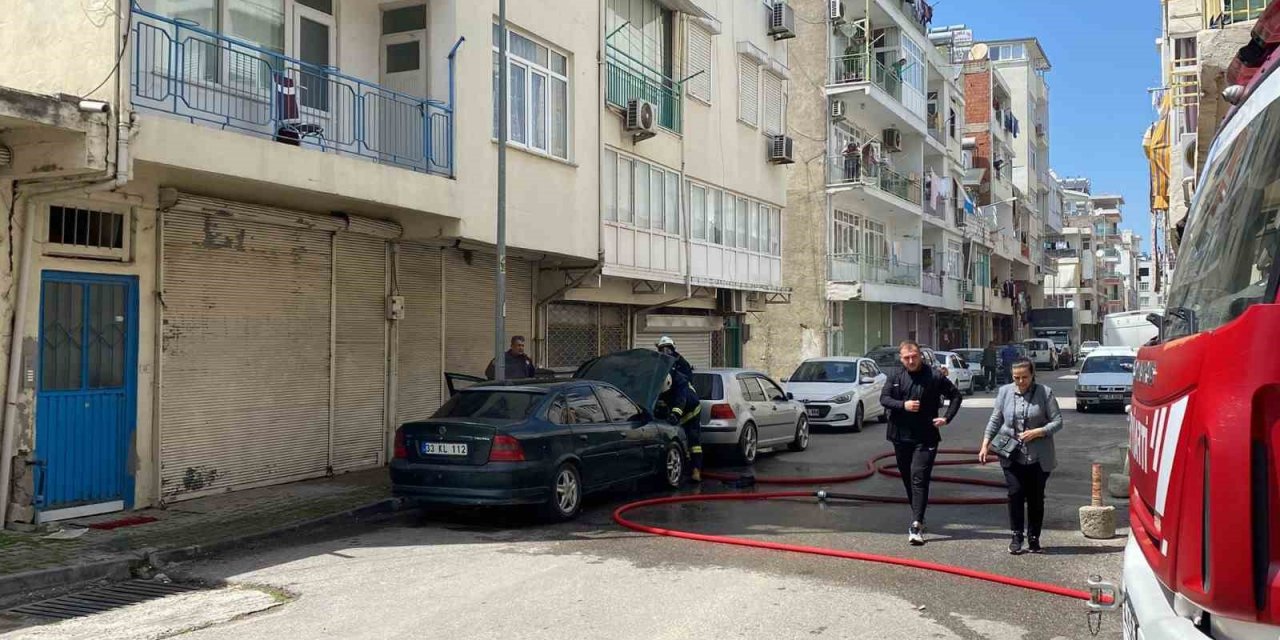Park halindeki otomobilin motor kısmı tamamen yandı