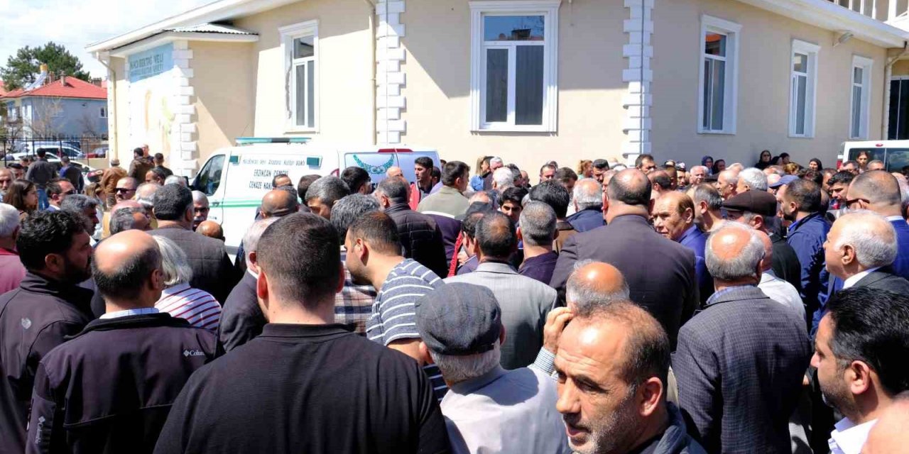 Evde ölü bulunan öğretmen son yolculuğuna uğurlandı