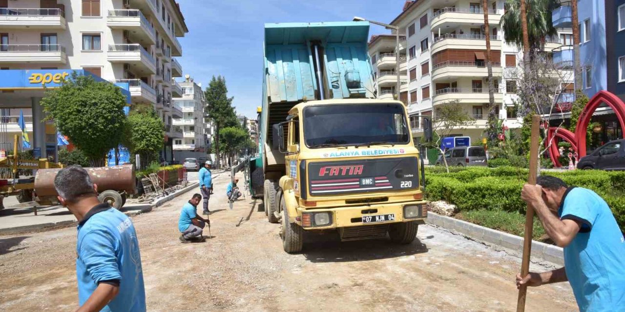Alanya kent merkezinde devam eden asfalt yenileme çalışmalarında sona gelindi