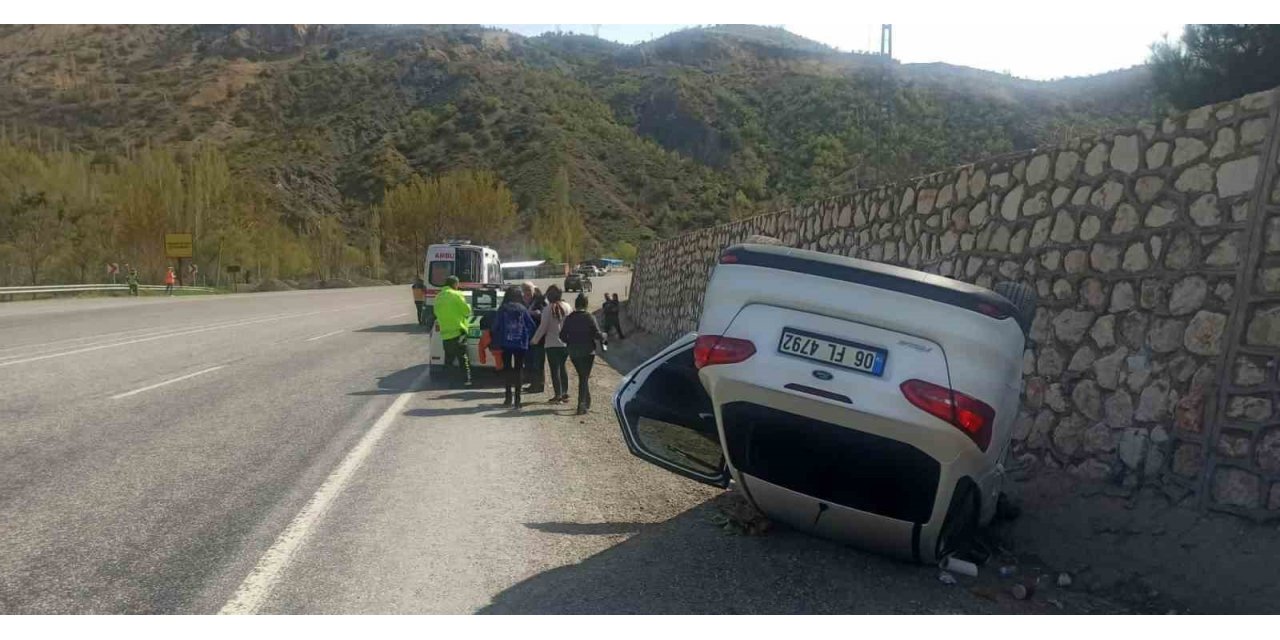 İstinat duvarına çarpan otomobil takla attı: 4 yaralı