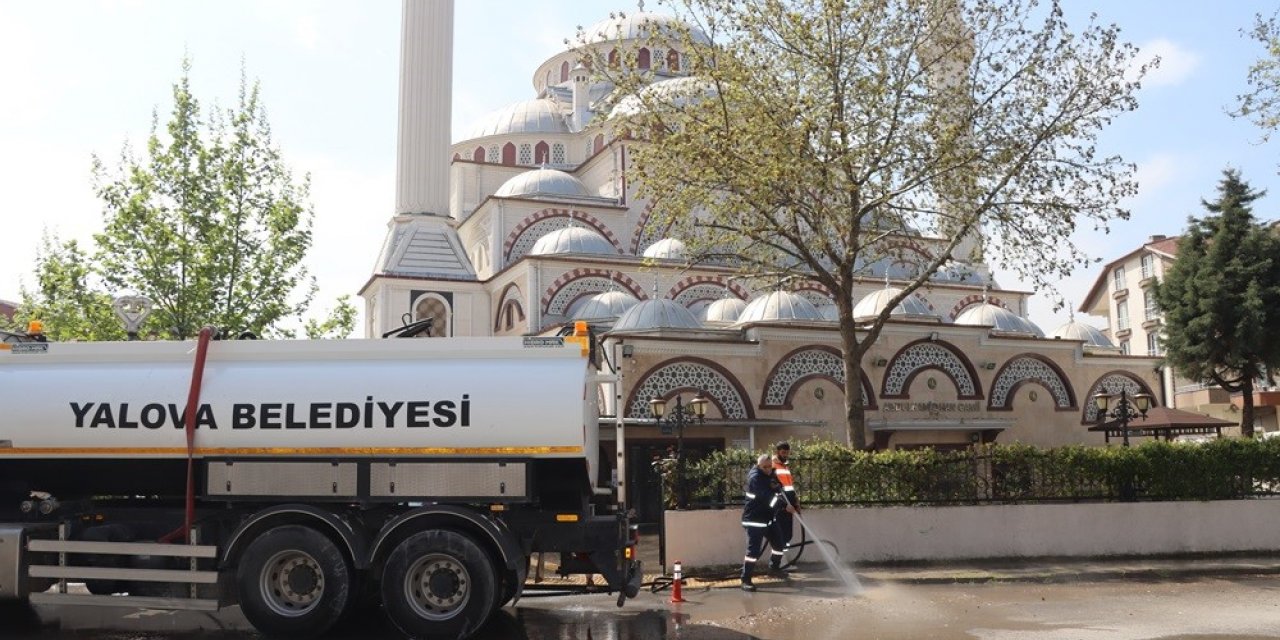 Yalova Belediyesi’nden camilerde bayram öncesi temizlik