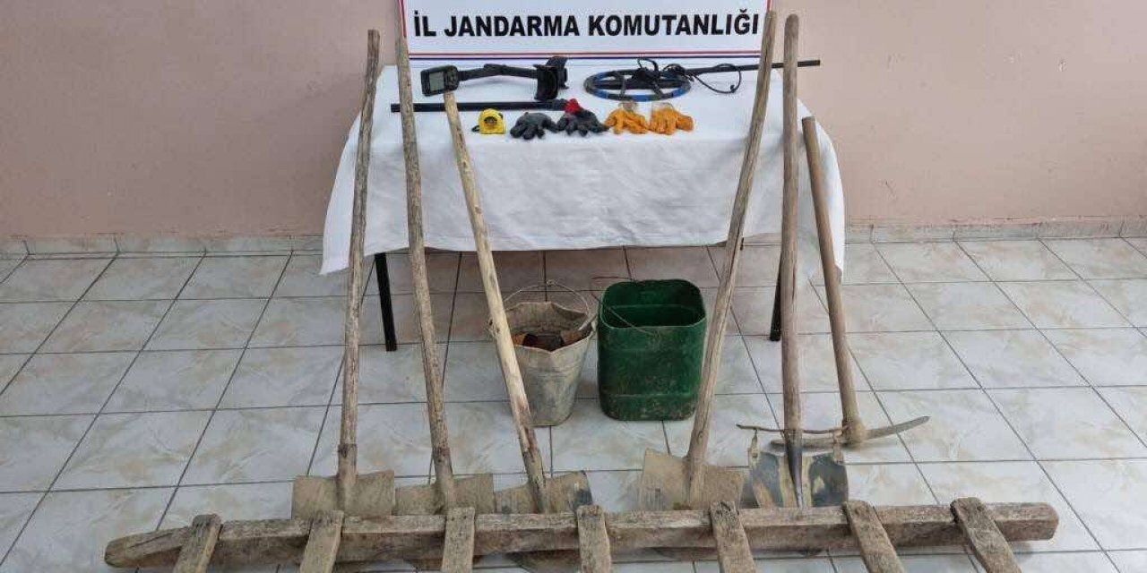 Kaçak kazı yapan definecilere suçüstü: 3 gözaltı