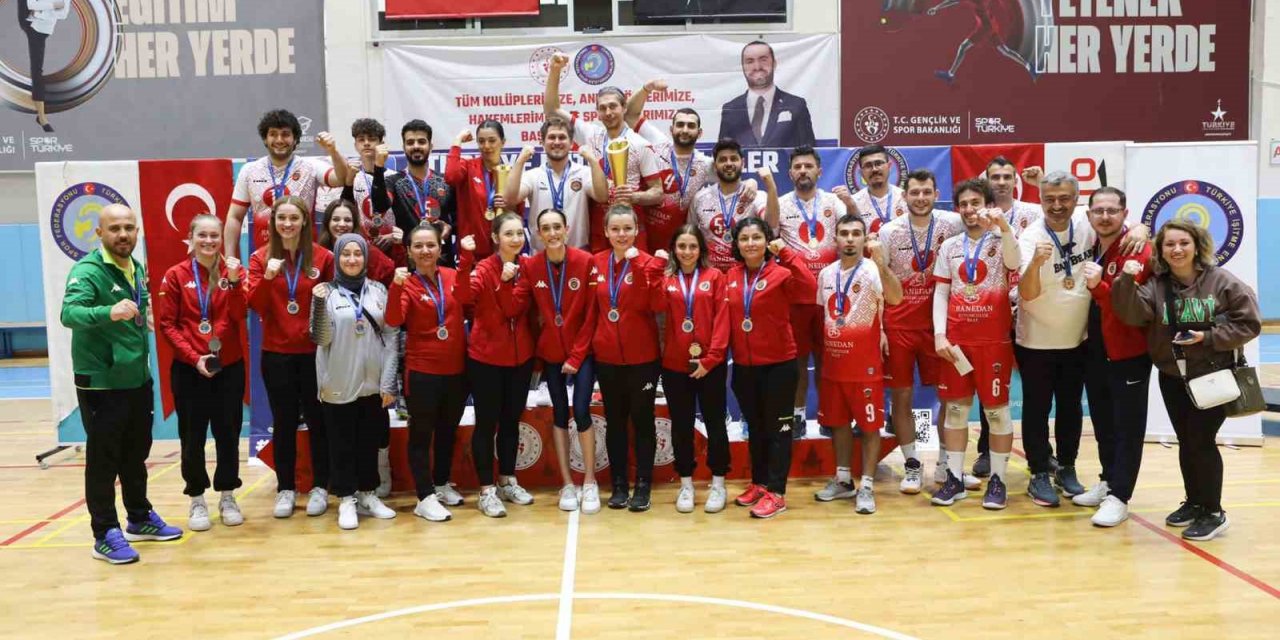 Gölcük’ün işitme engelliler kadın ve erkek voleybol takımı 3. kez Türkiye şampiyonu oldu