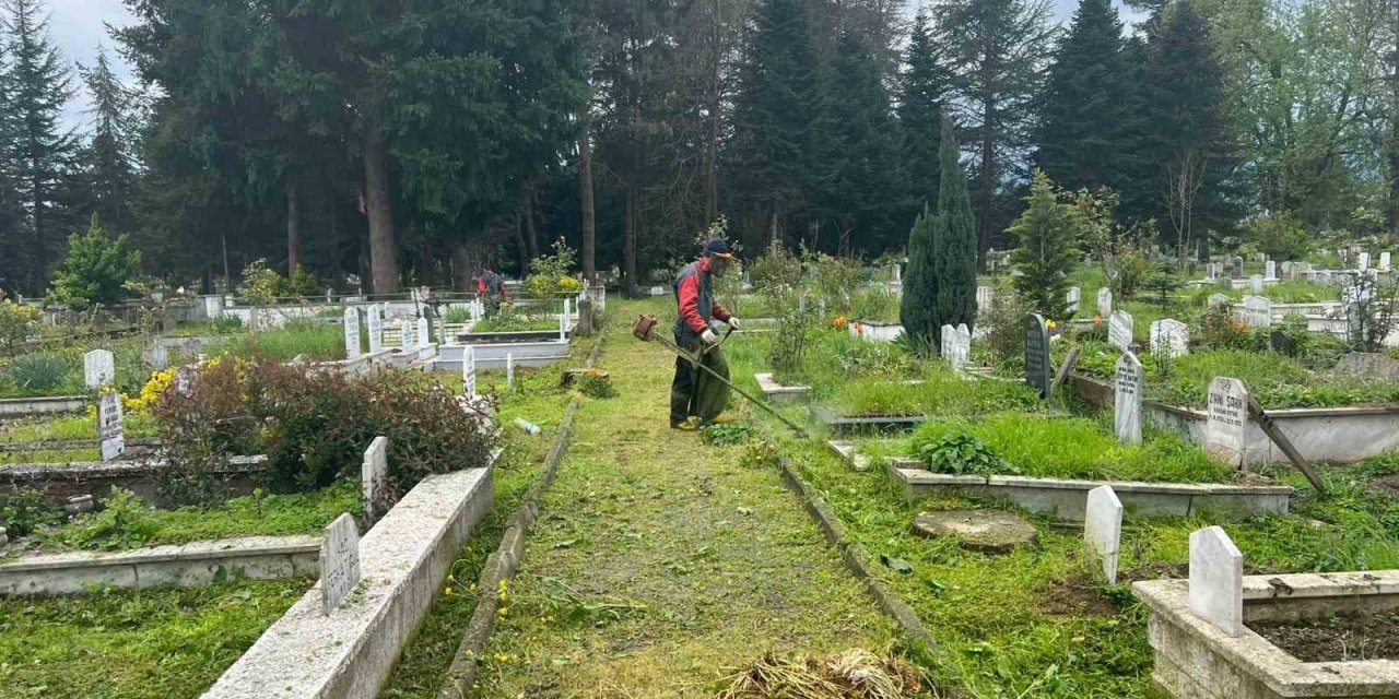 Mezarlıklarda bayram temizliği