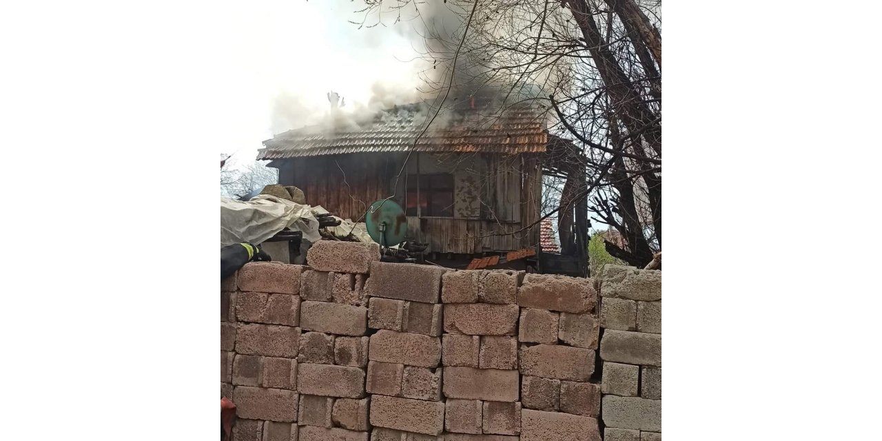 Antalya’da evdeki yangında dumandan zehirlenen şahıs hayatını kaybetti