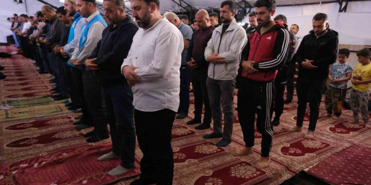 Deprem bölgesi Hatay’da buruk Kadir Gecesi