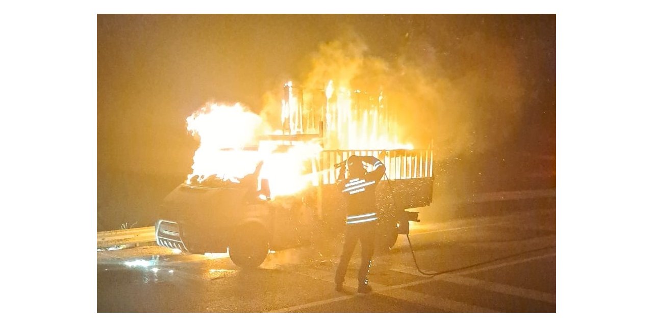 Malzeme yüklü kamyonet cayır cayır yandı