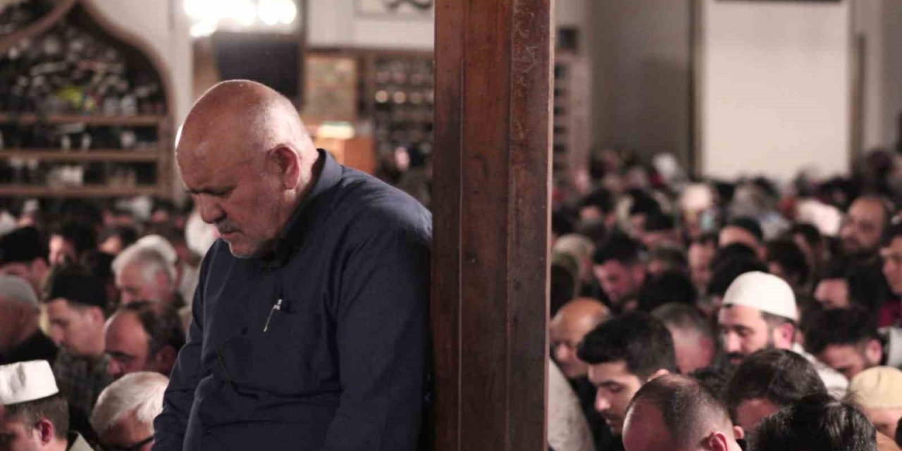 Kadir Gecesi’nde Bursalılar Ulu Cami’ye akın etti