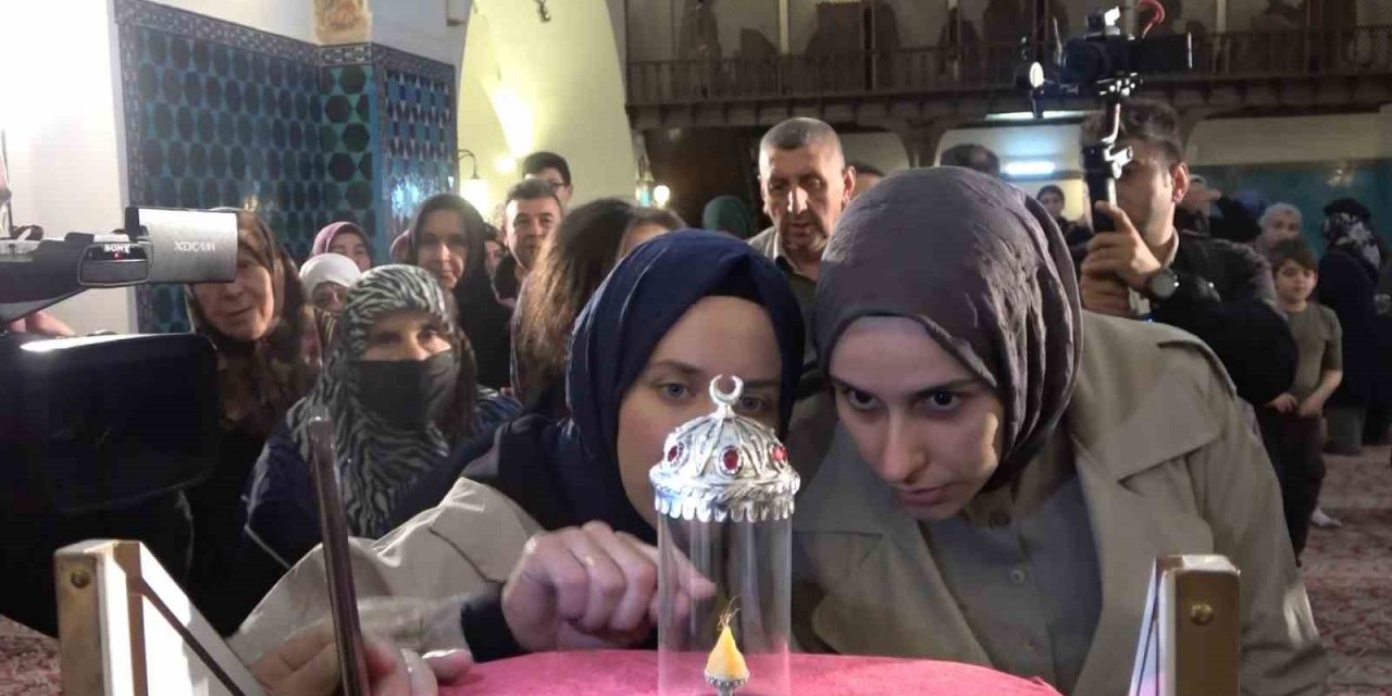 600 asırlık camide Sakal-ı Şerif izdihamı