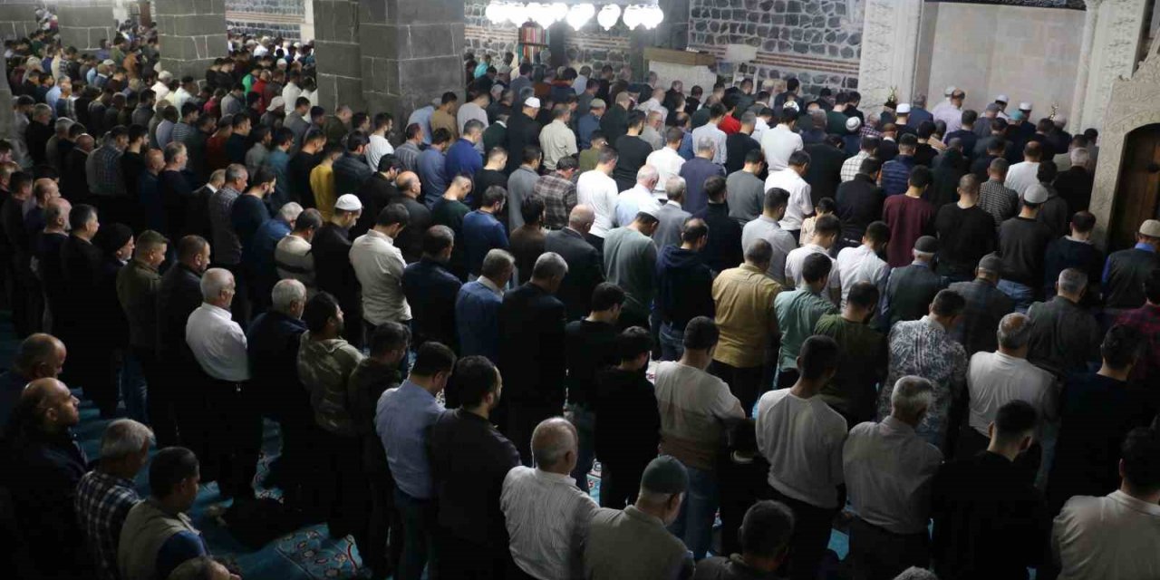Diyarbakır’da Kadir Gecesi dualarla idrak edildi