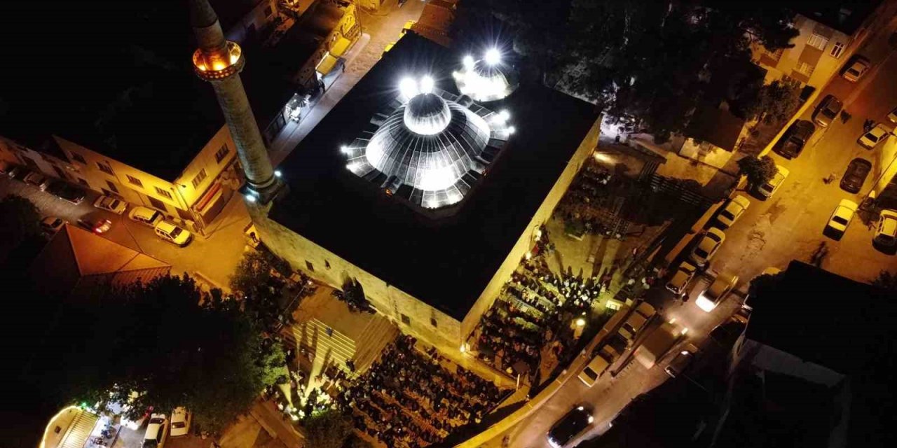 6 asırlık Hoş Kadem Camii, Kadir Gecesi doldu taştı