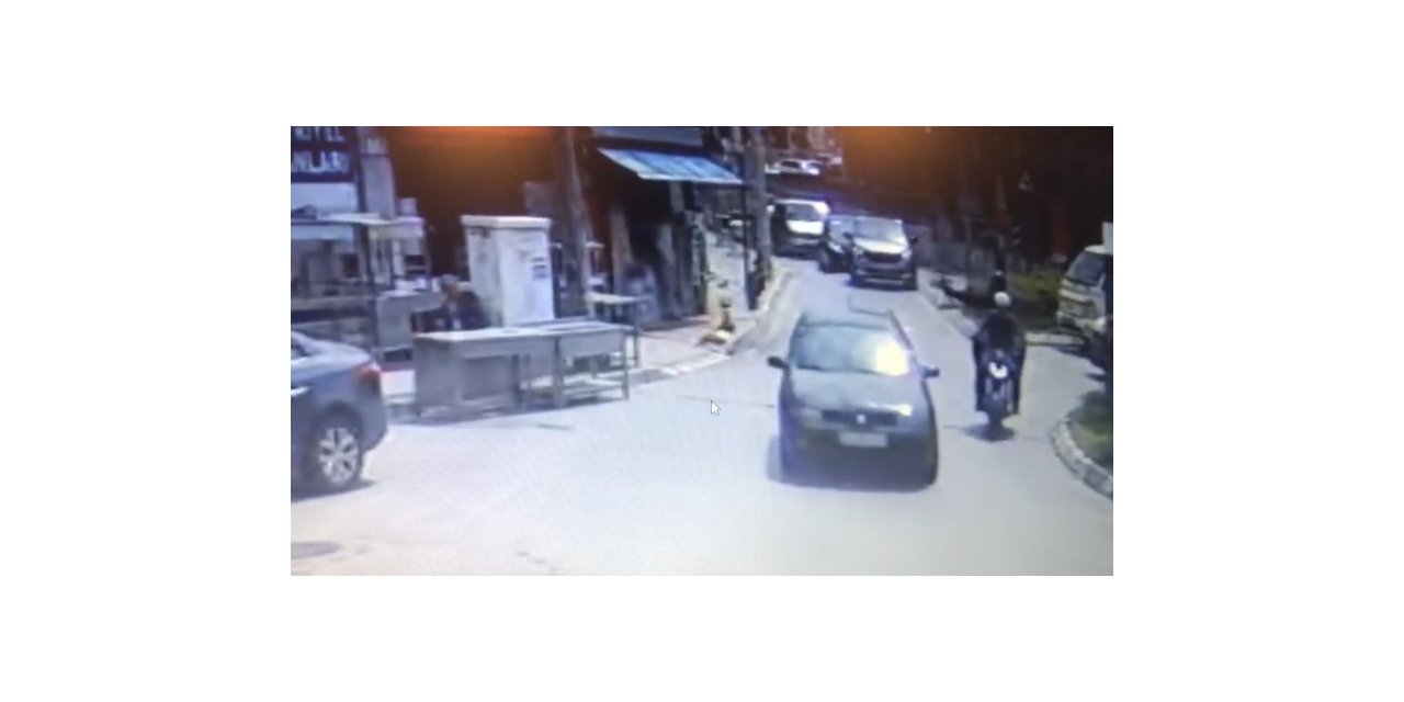 Motosikletli saldırganların 3 kişiyi yaraladığı anlar kameraya yansıdı