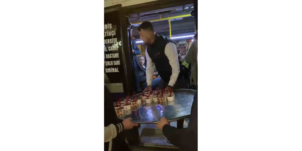 Otobüsleri durdurup yolculara helva ikram ettiler