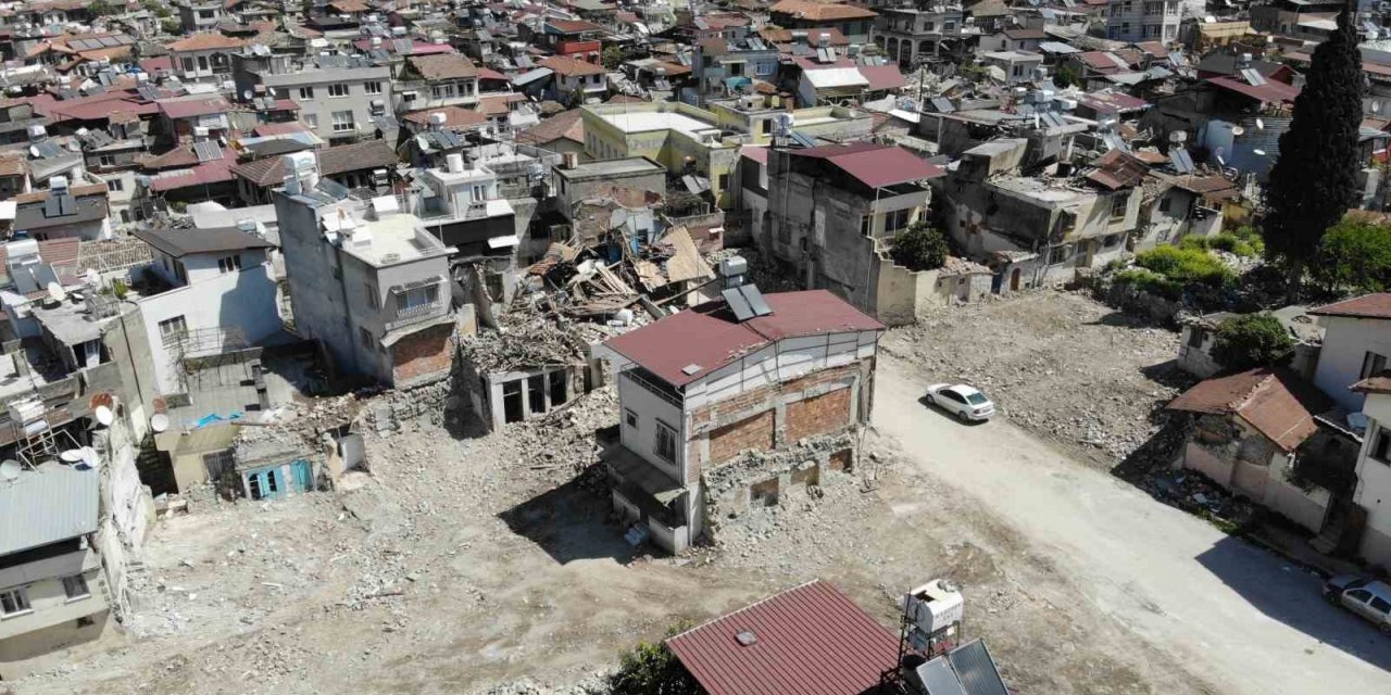 Hatay’da enkazların gölgesinde bayram hazırlığı