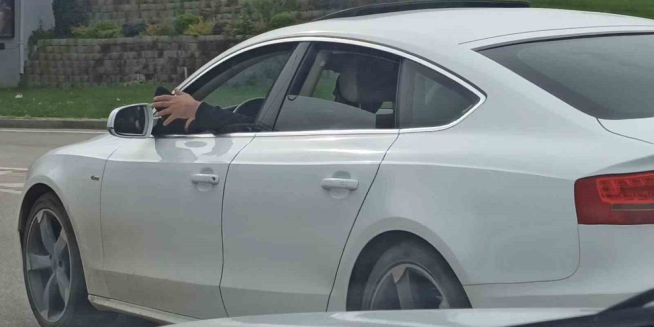 Camdan ayağını çıkaran sürücü "bu kadarına da pes" dedirtti