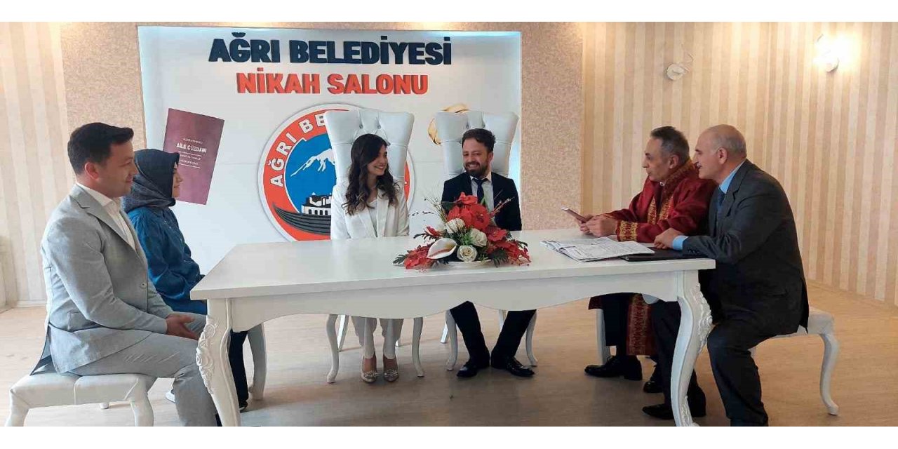 Ağrı Belediye Başkanı Karadoğan, ilk defa nikah kıydı