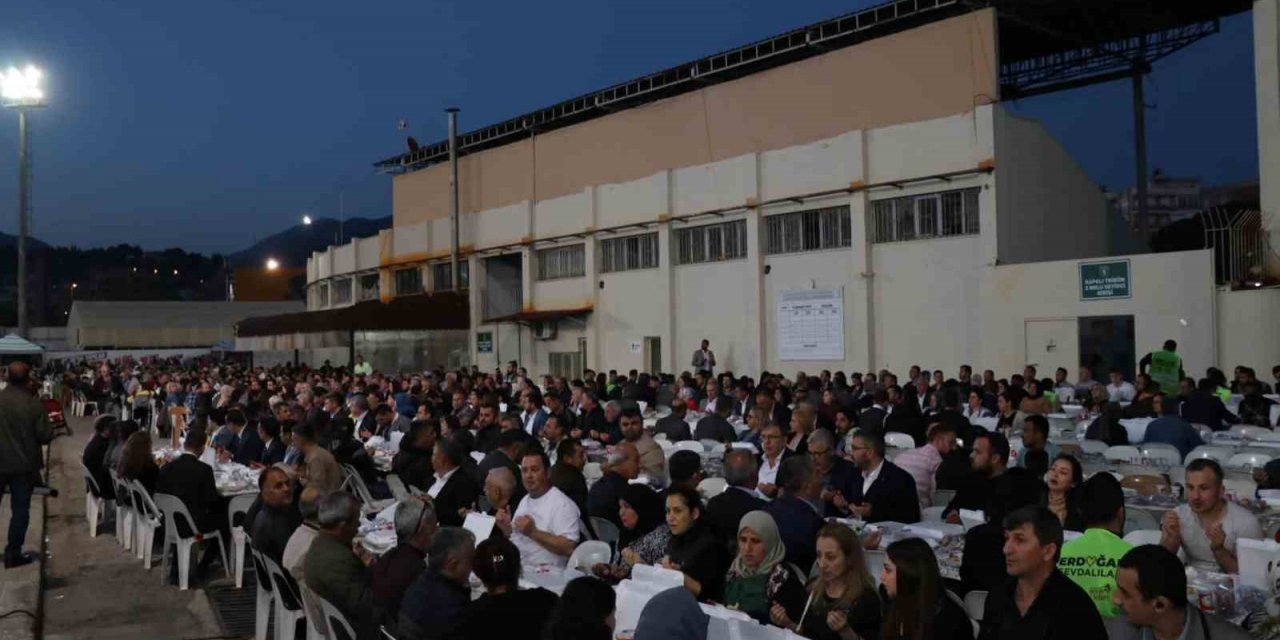 AK Parti Aydın’da 5 bin kişilik iftar yemeği düzenledi