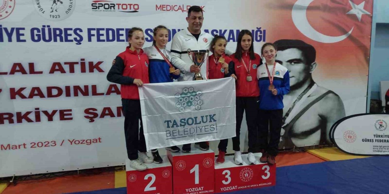 Taşoluklu sporcular Uluslararası Zafer Turnuvası’na gidiyor