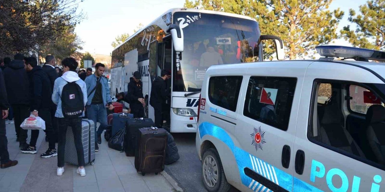 Otobüs arızalanınca yolcular yolda kaldı