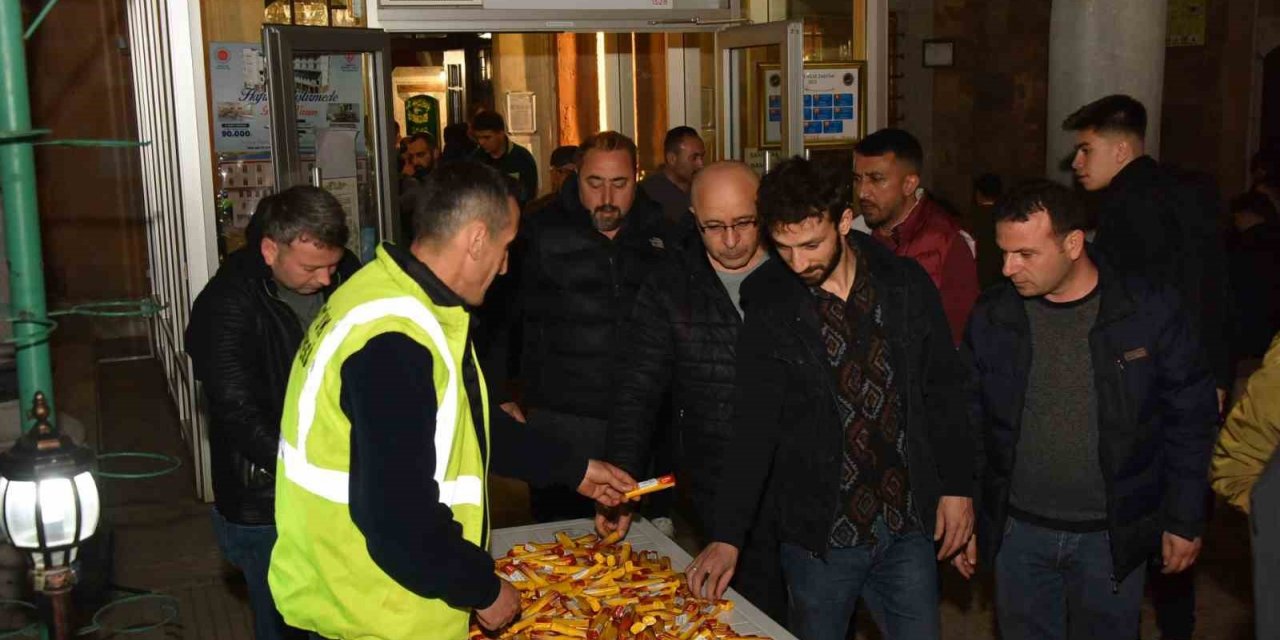 Bozüyük Belediyesi’nden Kadir Gecesi’nde şeker ikramı