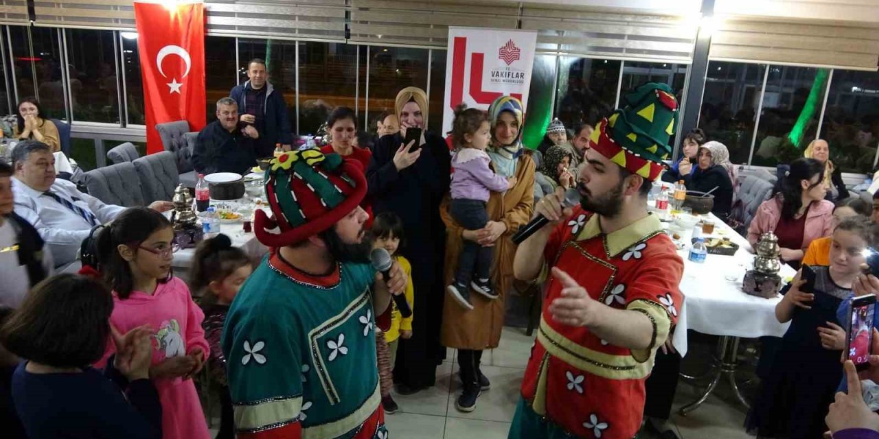 İftar yemeğinde bir araya geldiler, Hacivat-Karagöz oyununu izlediler