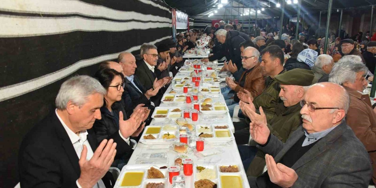 Başkan Bakkalcıoğlu Kadir Gecesi’nde orucunu hemşehrileri ile birlikte açtı