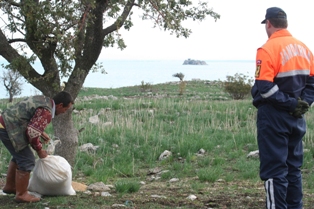 Tavşanların imdadına jandarma yetişti