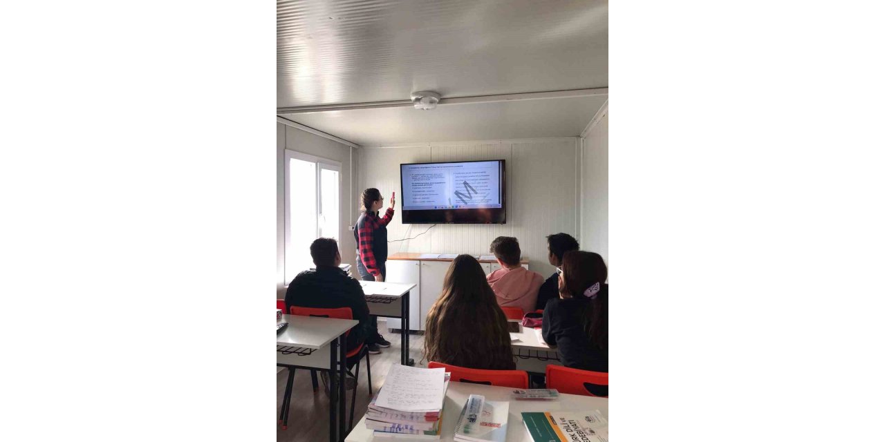 Deprem bölgesinde lise öğrencilerine destek eğitim kursu