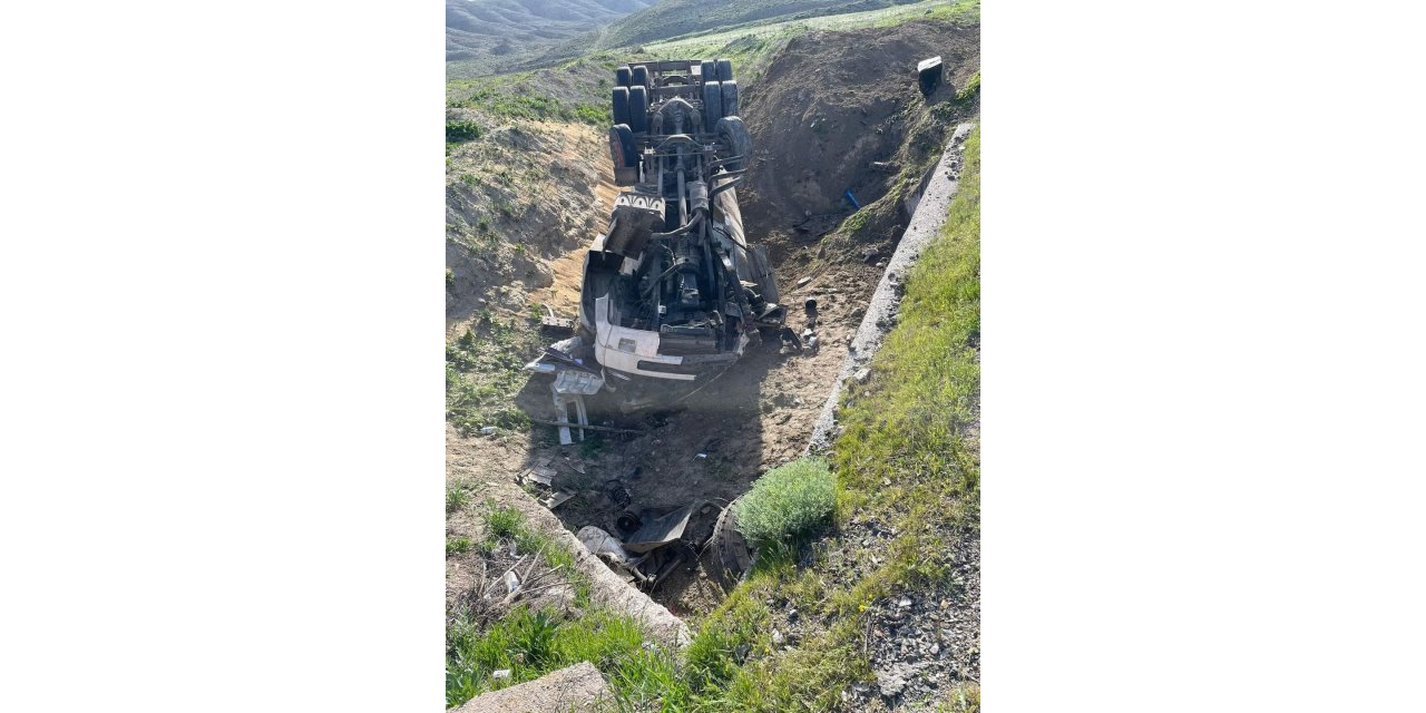 Şarampole devrilen kamyonun sürücüsü hayatını kaybetti