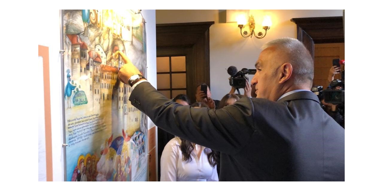 Bakan Ersoy, 23 Nisan sergilerini ziyaret etti