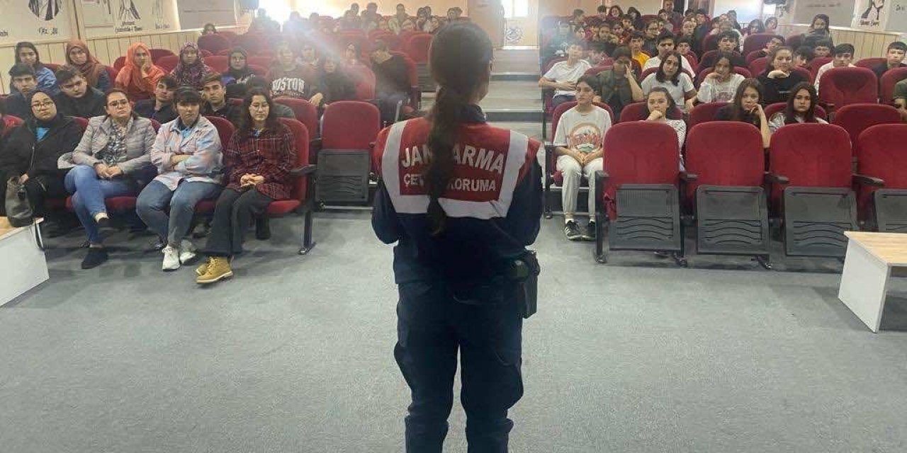 Öğrencilere siber zorbalık eğitimi verildi