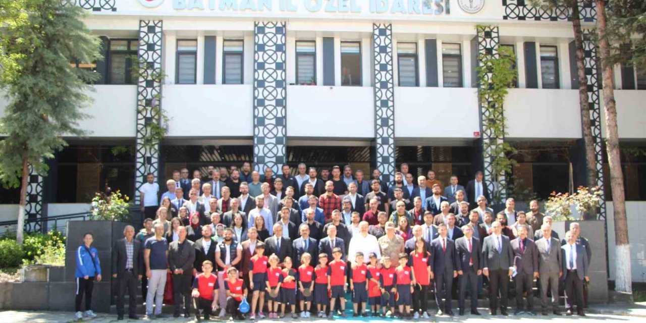 Batman’daki okullara 300 adet masa tenisi ekipmanı dağıtıldı