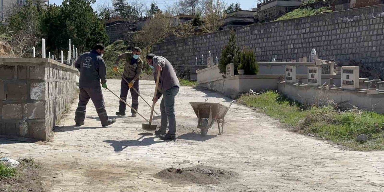 Melikgazi’de mezarlıklar bayrama hazırlanıyor