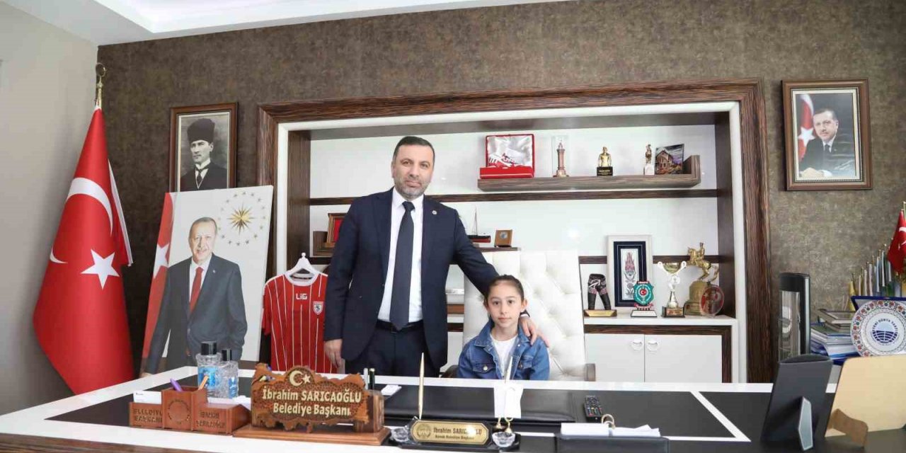 Sarıcaoğlu koltuğu öğrencilere devretti