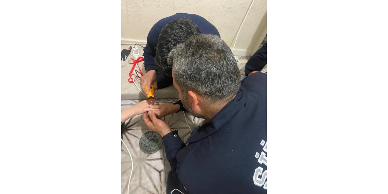 Siirt’te genç kadının parmağına sıkışan yüzük itfaiye ekiplerince çıkarıldı