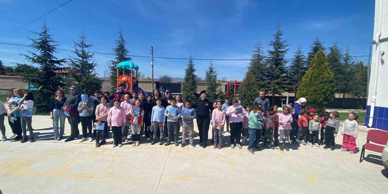 Jandarma ekiplerinden öğrencilere bilgilendirme ziyareti