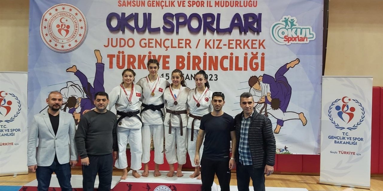 Sivaslı judoculardan madalyalarla döndü