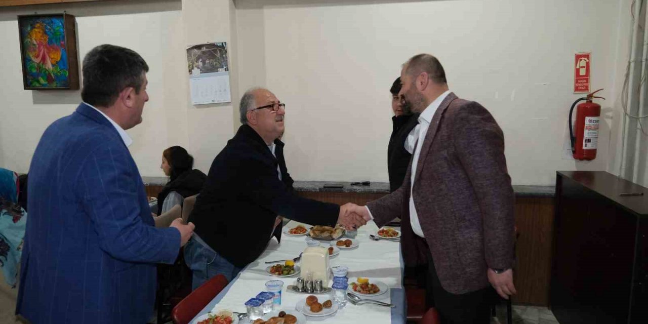 Orhaneli Belediye Başkanı Aykurt depremzedeler ile Kadir Gecesinde iftar sofrasında buluştu