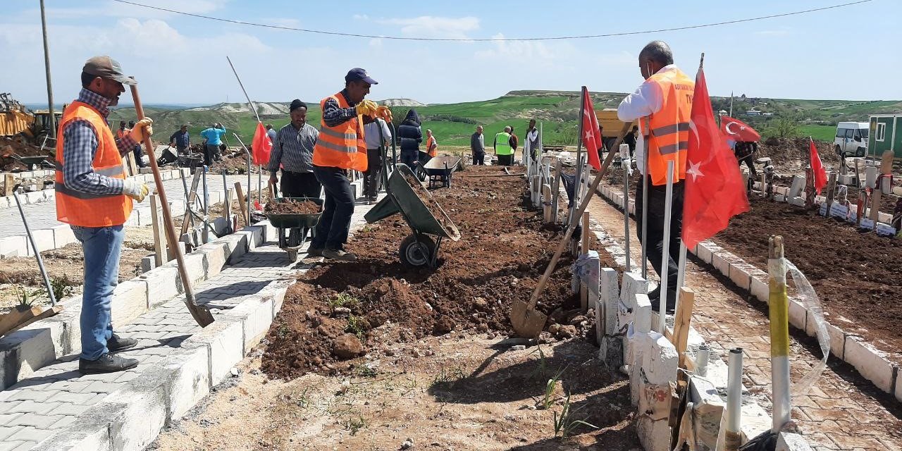 Depremde hayatını kaybedenlerin mezarları düzenleniyor