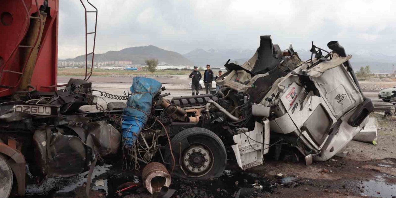 Lokomotifin çarptığı tır hurdaya döndü: 1 yaralı