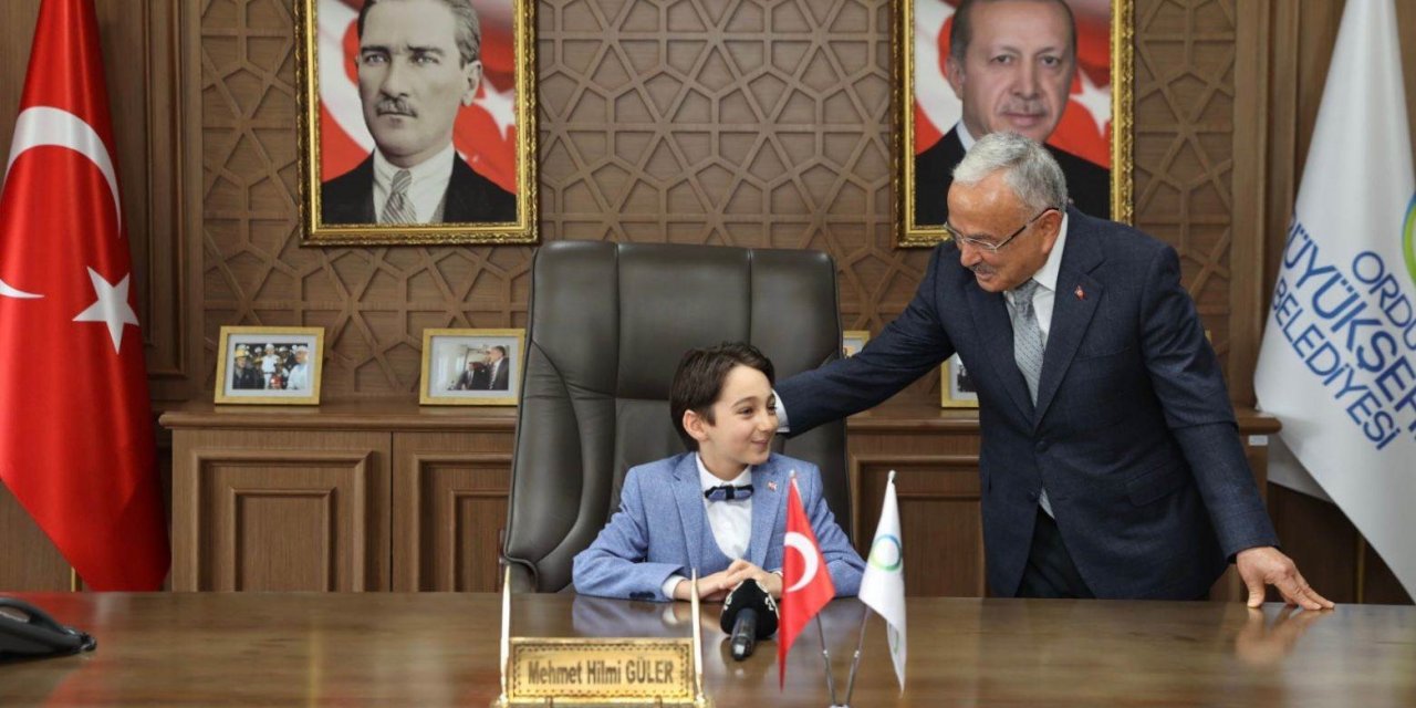 Başkan Güler, koltuğunu minik depremzede Kağan’a teslim etti