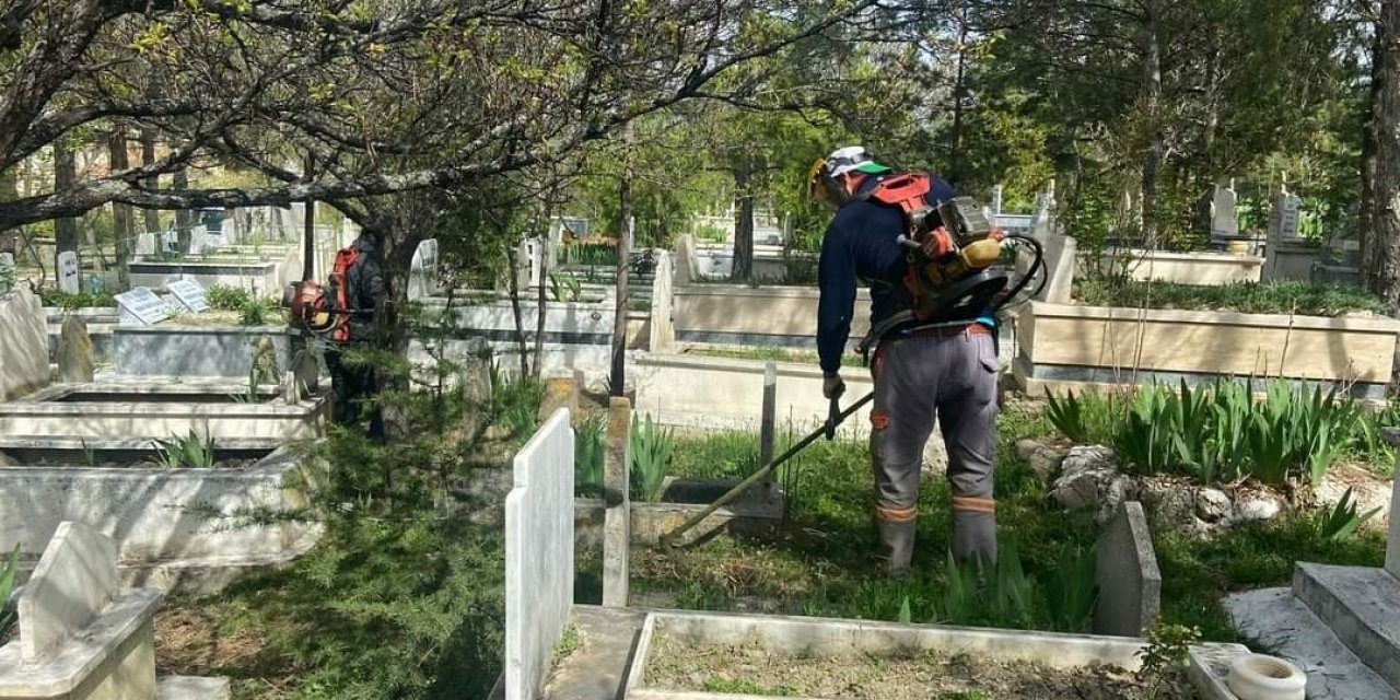 Mezarlıklar bayram ziyaretine hazırlanıyor