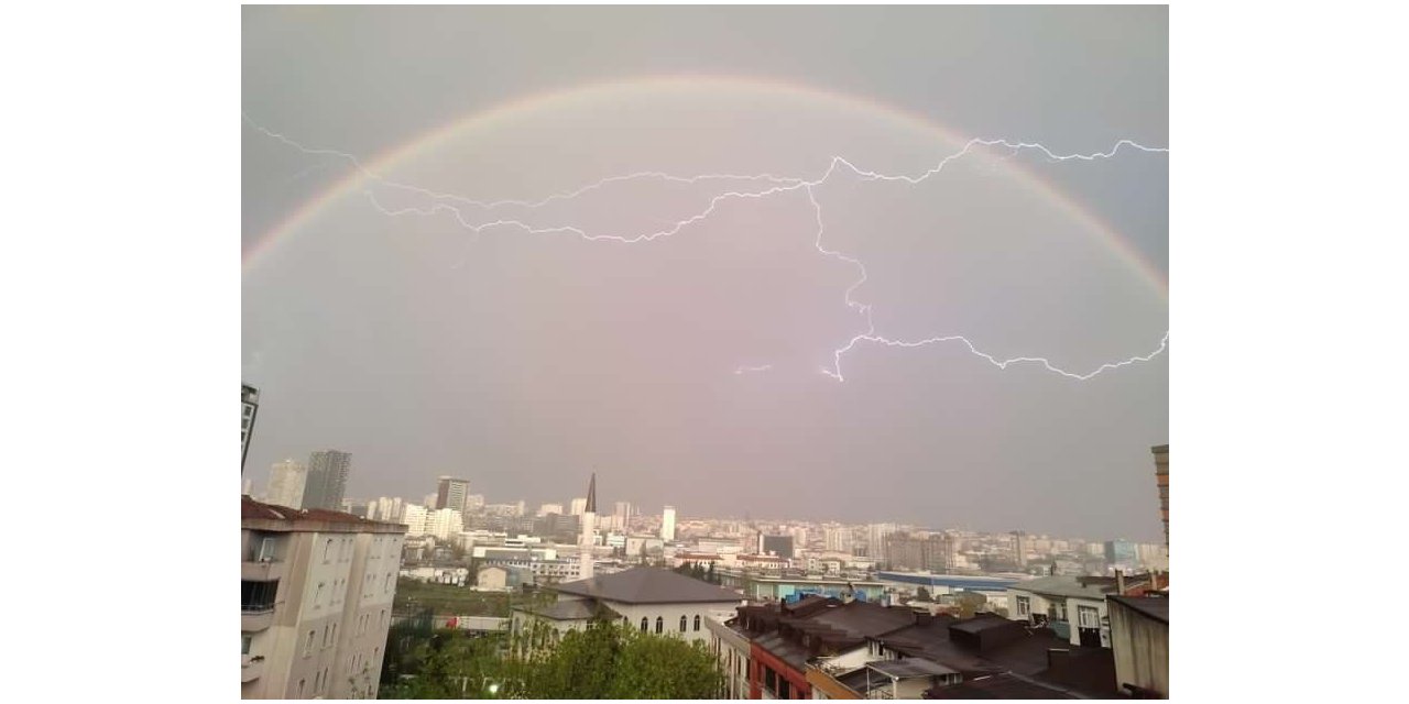 Sağanak yağış sonrası gökkuşağı renkli görüntüler oluşturdu