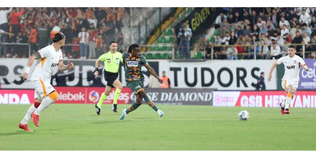Spor Toto Süper Lig: Alanyaspor: 1 - Galatasaray: 2 (İlk yarı)